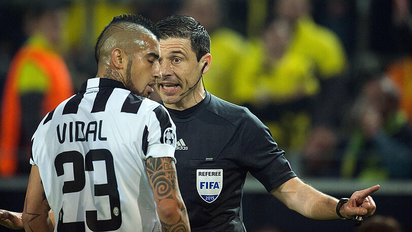 Champions-League-Achtelfinal-Rückspiel, 18. März 2015: Schiedsrichter Milorad Mazic ermahnt Arturo Vidal (links), damals noch im Trikot von Juventus Turin. Borussia Dortmund verlor die Partie mit 0:3 und schied aus.