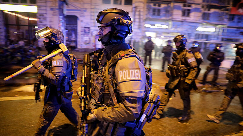 Gegen Mitternacht greift die Polizei dann ein &ndash; mit Wasserwerfern und Tränengas ging man gegen die Linksextremen vor.