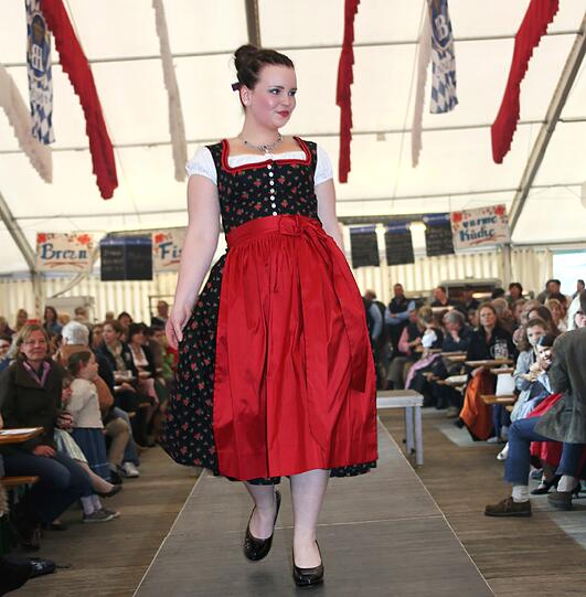 Trachtenmodenschau auf dem 27. Haderner Dorffest. Die Bilder.