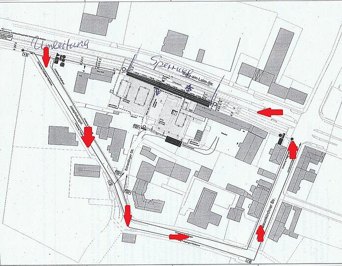 Die Grundschule Berg am Laim an der gleichnamigen Straße: Radler und Fußgänger dürfen an ihr künftig nicht direkt vorbei, sie müssen einen langen Umweg machen.