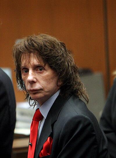 2003 starb im Haus des Musikproduzenten Phil Spector die Schauspielerin Lana Clarkson durch einen Pistolenschuss. Der Produzent wurde wegen Totschlags zu einer Haftstrafe von 19 Jahren verurteilt. Spector bestreitet die Tat bis heute.