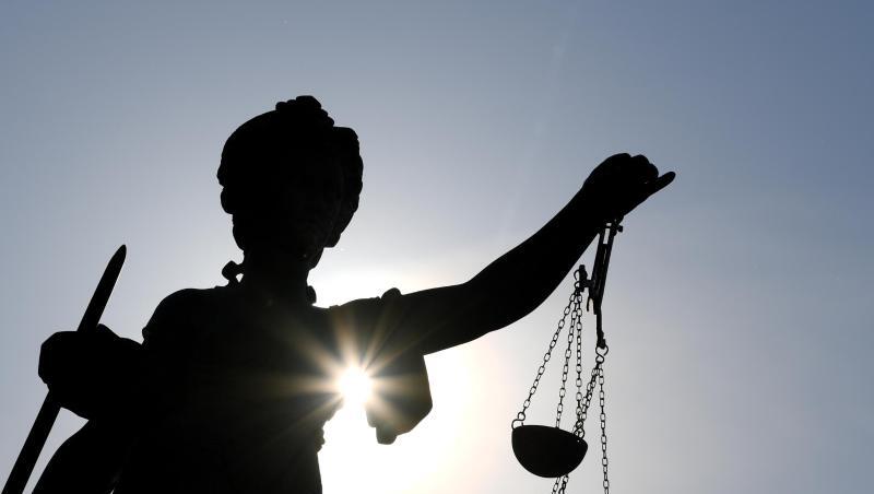 Eine Statue der Justitia hält eine Waage in ihrer Hand. Foto: Arne Dedert/dpa/Symbolbild Eine Statue der Justitia hält eine Waage in ihrer Hand. Foto: Arne Dedert/dpa/Symbolbild
