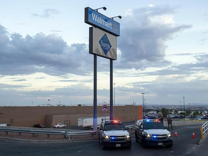 Fahrzeuge der Texas State Police blockieren den Zugang zu dem Einkaufszentrum.