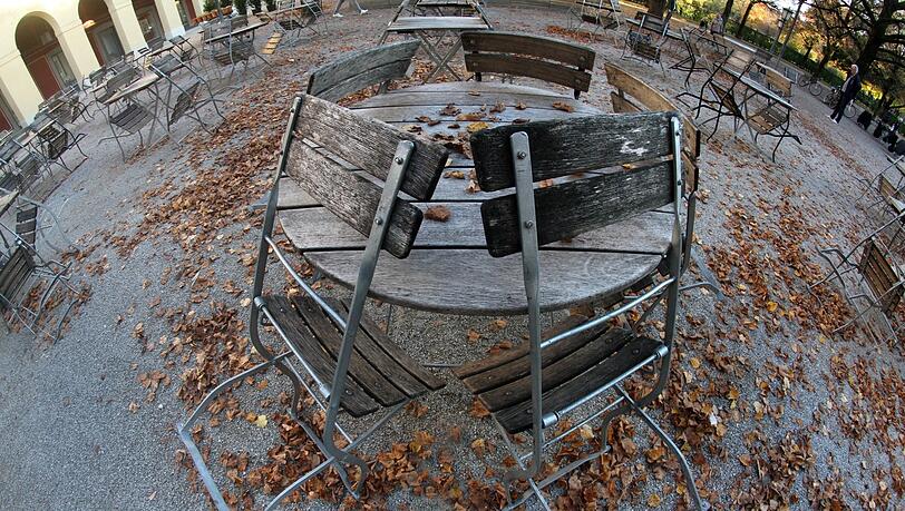Wie hier im Münchner Hofgarten bleiben Stühle und Tische in der Außengastronomie wohl auch weiterhin leer.
