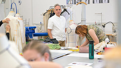 Roland Müller-Neumeister im Atelier mit Studenten.