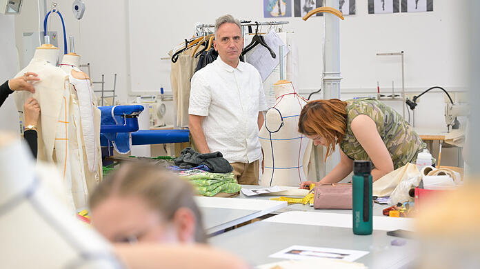 Roland Müller-Neumeister im Atelier mit Studenten.
