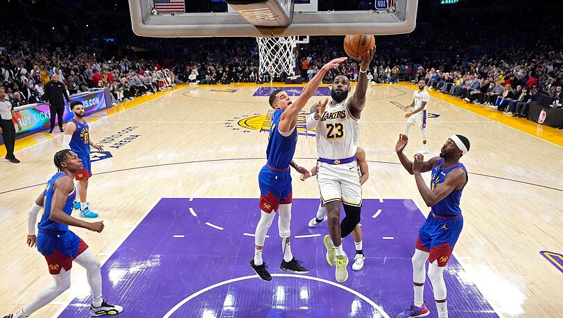 Lakers-Superstar LeBron James (23) ist der erste NBA-Spieler, der 40.000 Punkte in seiner Karriere erzielt hat.