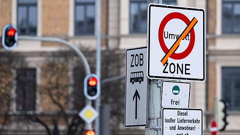 Ein Schild mit der Aufschrift "Umwelt Zone" und  steht an einer Zufahrt zur Landshuter Allee.