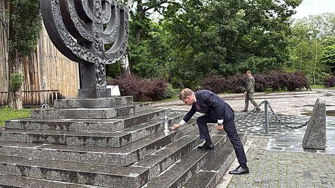Außenminister Johann Wadephul (CDU) stellt in der Holocaust-Gedenkstätte Babyn Jar eine Kerze ab und legt einen Stein nieder.