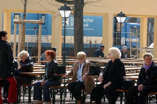 Archivbild von 2003: Kellnerinnen sitzen im Nockherberg-Biergarten, im Hintergrund ein BR-Übertragungswagen. Damals war das Singspiel auch abgesagt worden.