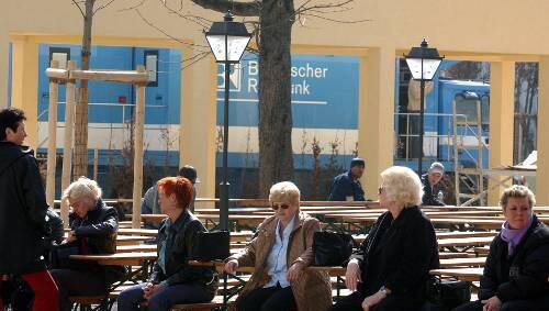 Archivbild von 2003: Kellnerinnen sitzen im Nockherberg-Biergarten, im Hintergrund ein BR-Übertragungswagen. Damals war das Singspiel auch abgesagt worden. Archivbild von 2003: Kellnerinnen sitzen im Nockherberg-Biergarten, im Hintergrund ein BR-Übertragungswagen. Damals war das Singspiel auch abgesagt worden.