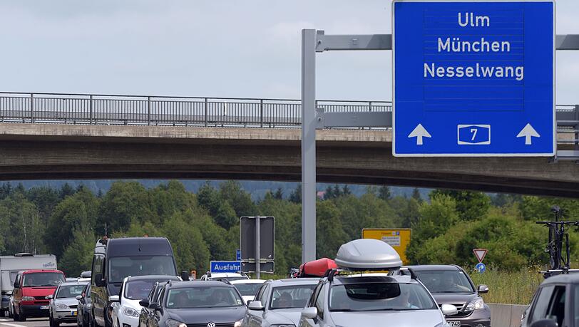 Der Stau auf der A7 entsteht regelmäßig durch die Blockabfertigung am Grenztunnel bei Füssen. (Archivbild)