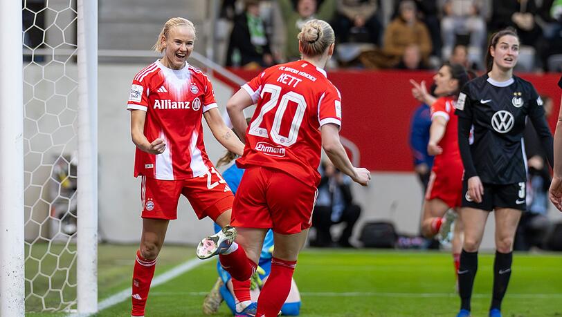 Bayern-Ass Pernille Harder (l.): wieder Jubel gegen Wolfsburg? (Archivbild)