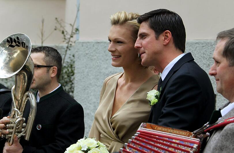 Maria Riesch: Standesamtliche Trauung in der goldenen Robe. Der Ski-Star hat in Partenkirchen den Manager Marcus Höfl geheiratet.