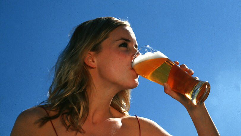 Ein gepflegtes Weißbier: Der Trend zu diesem obergärigen Bier ist ungebrochen – Sportler sollten die alkoholfreie Variante bevorzugen. Ein gepflegtes Weißbier: Der Trend zu diesem obergärigen Bier ist ungebrochen – Sportler sollten die alkoholfreie Variante bevorzugen.