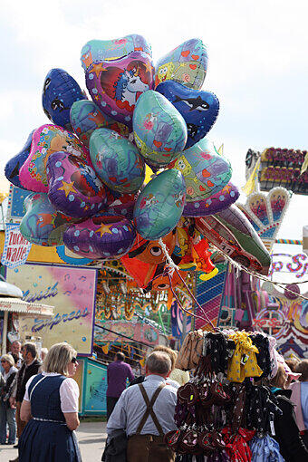 Überwiegend bei Kindern sieht man mit Helium gefüllte Ballons an den Armen hängen.