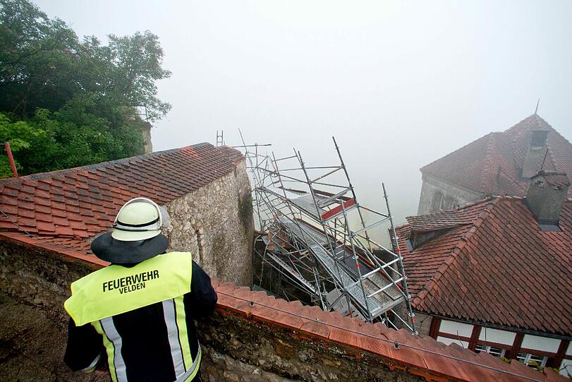 300 Tonnen Steine und Geröll sind in Neuhaus an der Pegnitz vom Burgfelsen ins Tal gestürzt und haben ein Haus beschädigt. Verletzt wurde zum Glück niemand.
