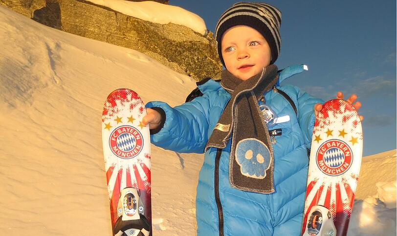 Eine glückliche Kinder besitzen schon Bayern-Ski