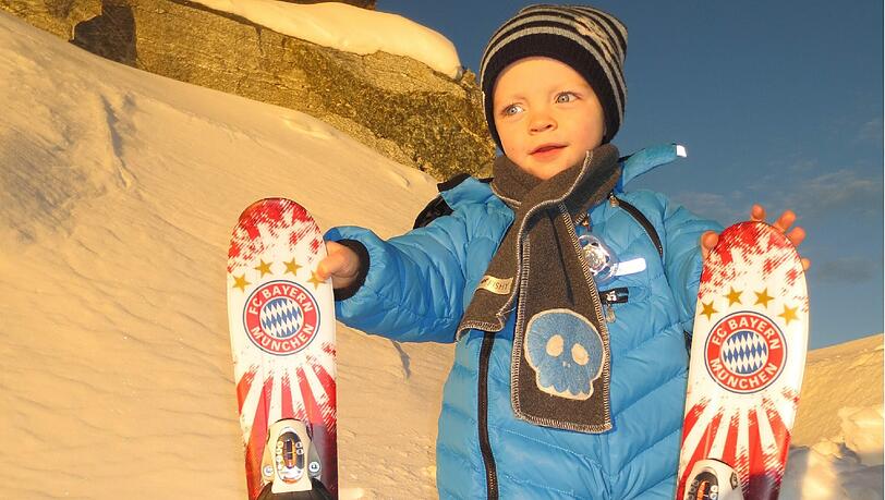 Eine glückliche Kinder besitzen schon Bayern-Ski Eine glückliche Kinder besitzen schon Bayern-Ski
