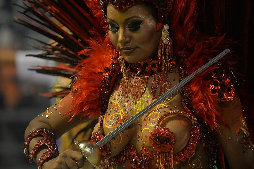 Ziemlich bunt, ziemlich heiß und ziemlich nackt: Beim Sambodromo tobt der brasilianische Karneval bei Temperaturen von über 30 Grad. Die Bilder.