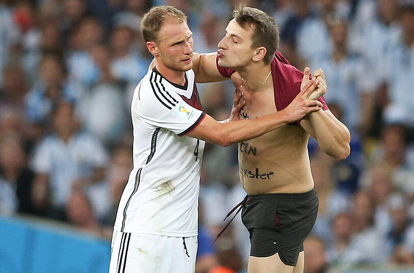 Auch beim WM-Finale zwischen Deutschland und Argentinien kommt es zu einem Zwischenfall. Wieder will ein Fan seine Zuneigung unter Beweis stellen. Benedikt Höwedes kann damit allerdings nichts anfangen...