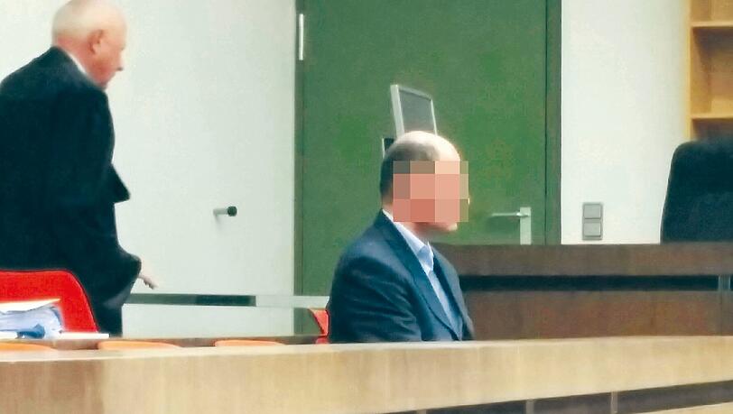 In sich zusammengesunken verfolgt Imre F. den Prozess. Als er davon erzählt, wie er seine Mutter getötet hat, bebt seine Stimme, er schluchzt. In sich zusammengesunken verfolgt Imre F. den Prozess. Als er davon erzählt, wie er seine Mutter getötet hat, bebt seine Stimme, er schluchzt.