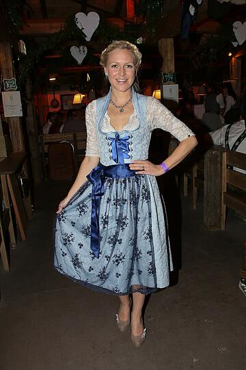 Andrea Arland in einem hellblauen Dirndl von Alpenmädl