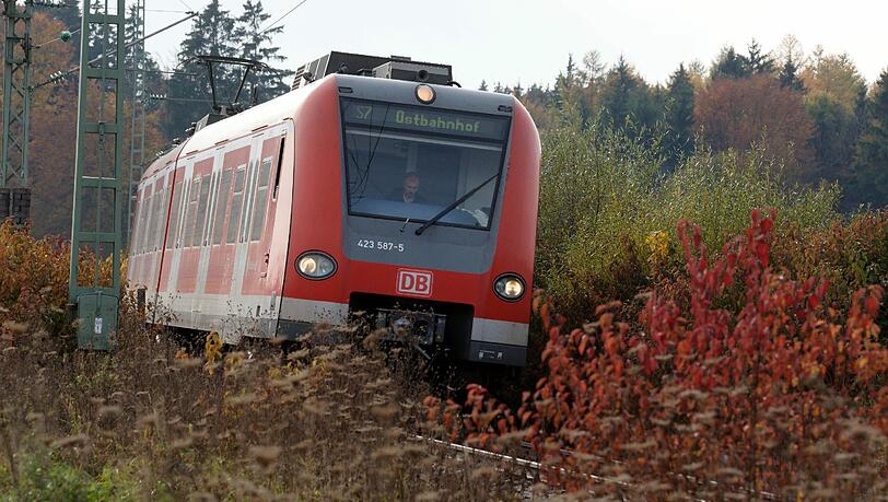 Nur die Linien S2 und S3 fahren während der Umbau- und Testphase durchgehend zwischen Laim und Isartor, alle anderen Linien enden vorzeitig. Nur die Linien S2 und S3 fahren während der Umbau- und Testphase durchgehend zwischen Laim und Isartor, alle anderen Linien enden vorzeitig.