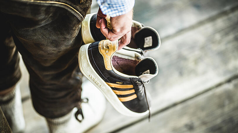Der "Prost" von Adidas kommt traditionell und detailverliebt daher - aber darf man so einen Sneaker überhaupt zur Tracht anziehen?