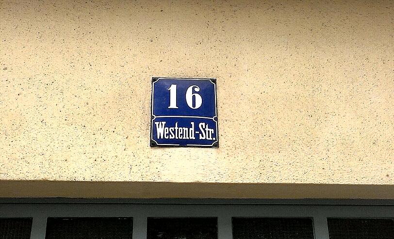 Zweigeteilt: Ein Schild in der Westendstraße.