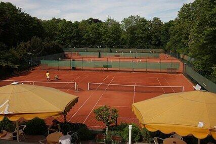 Die Anwohner fürchten, dass die Tivoli-Tennisanlage als Ausweichfläche für das Wilhelmsgymnasium herhalten muss.