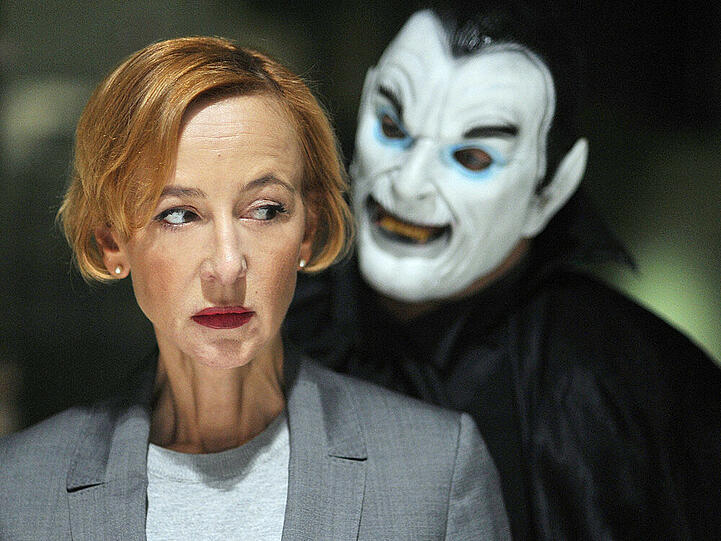 Luise König (Susanne Lothar) wird von einem "Vampir" gefesselt und geknebelt