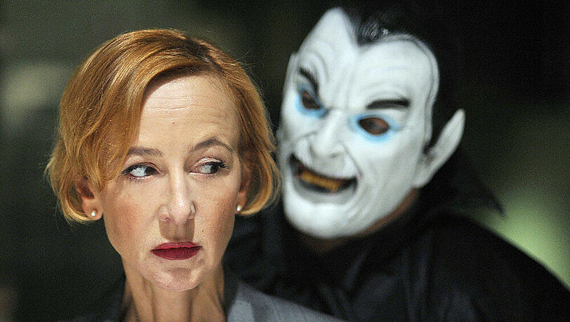 Luise König (Susanne Lothar) wird von einem "Vampir" gefesselt und geknebelt Luise König (Susanne Lothar) wird von einem "Vampir" gefesselt und geknebelt