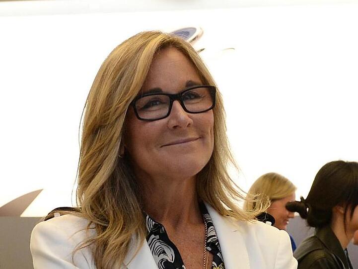 Unter Ahrendts wurde unter anderem ein Umbau der Apple Stores angestoßen, bei dem sie stärker auch als ein Ort für Kurse und Events gestaltet wurden.