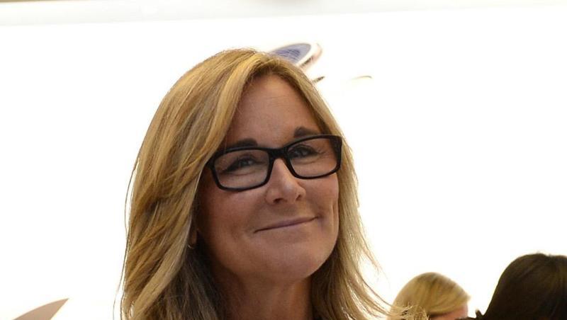 Unter Ahrendts wurde unter anderem ein Umbau der Apple Stores angestoßen, bei dem sie stärker auch als ein Ort für Kurse und Events gestaltet wurden. Unter Ahrendts wurde unter anderem ein Umbau der Apple Stores angestoßen, bei dem sie stärker auch als ein Ort für Kurse und Events gestaltet wurden.