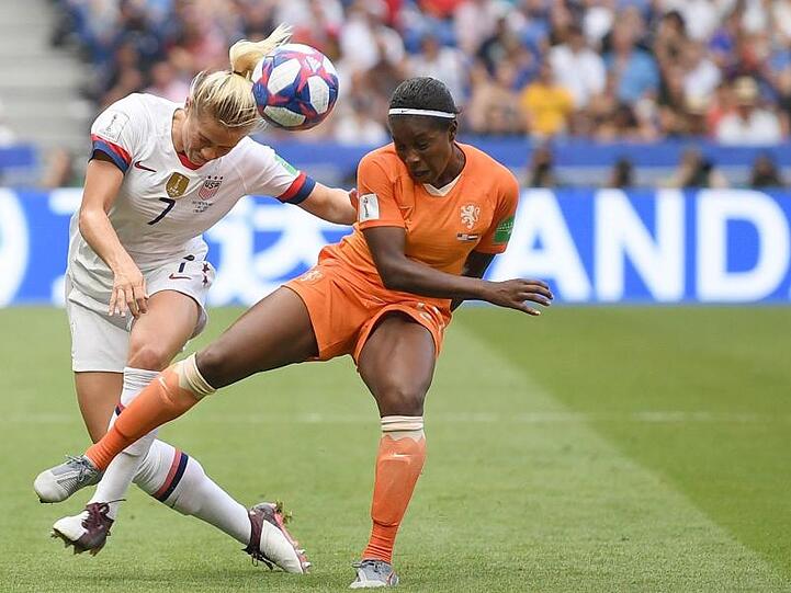 Lineth Beerensteyn (r) aus den Niederlande und Abby Dahlkemper aus den USA in Aktion. Foto: Sebastian Gollnow/dpa/Archivbild