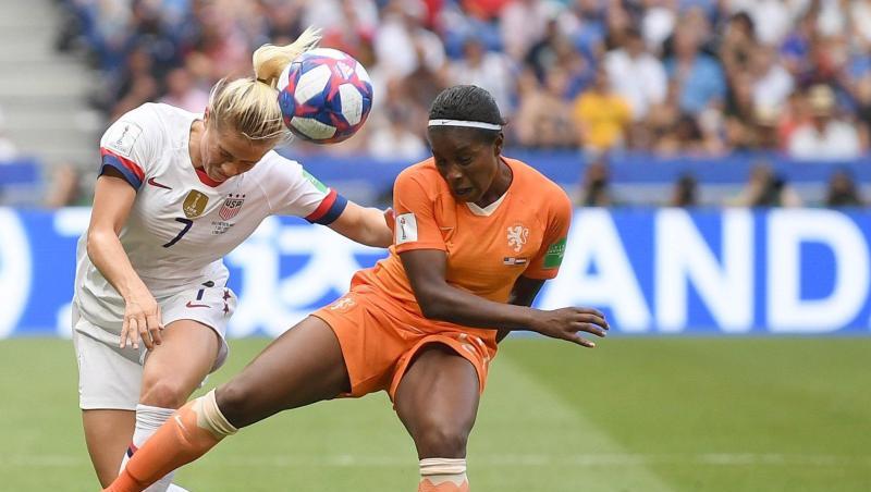 Lineth Beerensteyn (r) aus den Niederlande und Abby Dahlkemper aus den USA in Aktion. Foto: Sebastian Gollnow/dpa/Archivbild Lineth Beerensteyn (r) aus den Niederlande und Abby Dahlkemper aus den USA in Aktion. Foto: Sebastian Gollnow/dpa/Archivbild