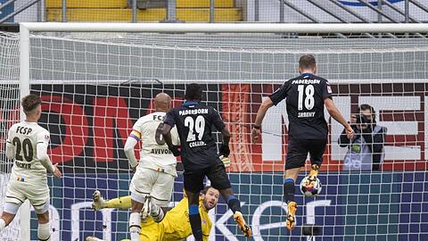 Dennis Srbeny (r) trifft zum 1:0 für den SC Paderborn.