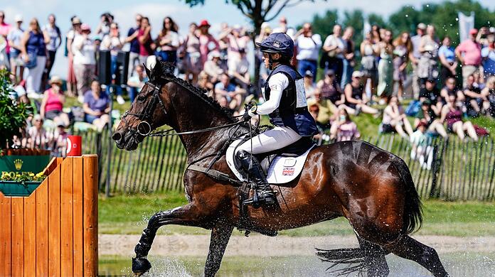 Vielseitigkeitsreiterin Rosalind Canter aus Großbritannien auf Allstar B beim Geländeritt.