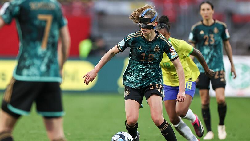 Melanie Leupolz aus Deutschland spielt den Ball.