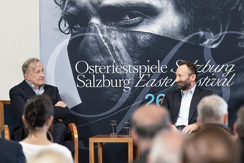 Nikolaus Bachler mit Kirill Petrenko (rechts) bei der Vorstellung des Programms der Osterfestspiele im Anschluss an das Gastspiel der Berliner Philharmoniker bei den Sommerfestspielen.