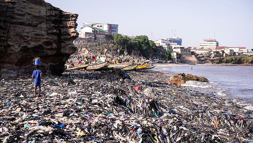 Ein Sandstrand, dessen Sand gar nicht mehr zu sehen ist: Massen an Klamotten vermüllen diesen Küstenabschnitt von Accra. Ein Sandstrand, dessen Sand gar nicht mehr zu sehen ist: Massen an Klamotten vermüllen diesen Küstenabschnitt von Accra.