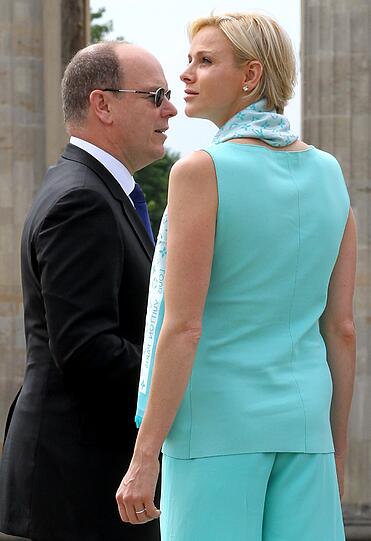 Fürst Albert und seine Frau Charlene vor dem Brandenburger Tor in Berlin.