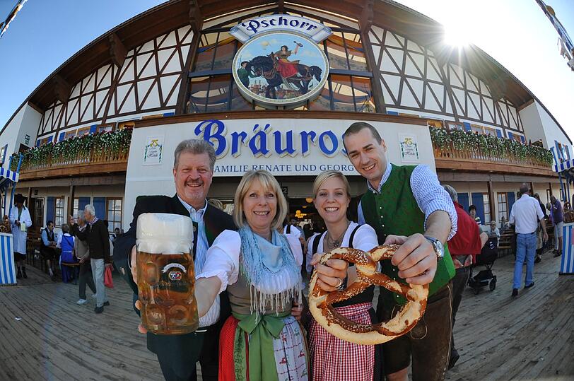 Eine echte Wiesnfamilie: Georg und Renate Heide mit Tochter Daniela und Schwiegersohn Pascal Heide-Nigg.