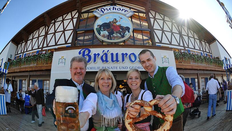 Eine echte Wiesnfamilie: Georg und Renate Heide mit Tochter Daniela und Schwiegersohn Pascal Heide-Nigg. Eine echte Wiesnfamilie: Georg und Renate Heide mit Tochter Daniela und Schwiegersohn Pascal Heide-Nigg.