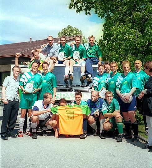 Ebenfalls ein Archiv-Fundstück: das Mannschaftsfoto der Stiftung Wadentest im Jahr 2000.