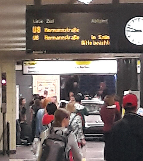 Die Polizei sprach am frühen Samstagmorgen von einem Unfall. Zeugen hätten dies so bestätigt.