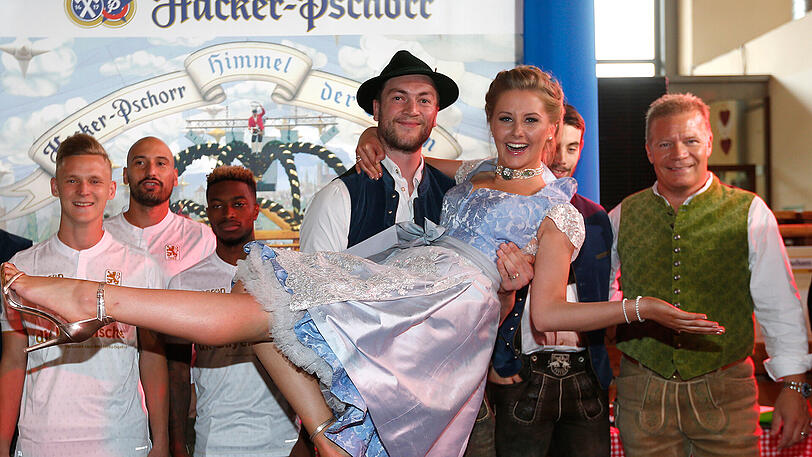 Auf Händen getragen: Wiesn-Playmate Patrizia Dinkel.
