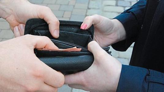 Die Polizei rät: Den Geldbeutel niemals aus der Hand geben.