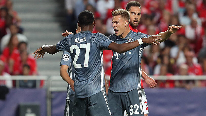 Joshua Kimmich (r.) ist beim FC Bayern als Rechtsverteidiger gesetzt.